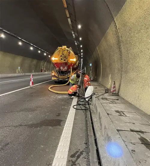 汉源隧道排水渠清淤